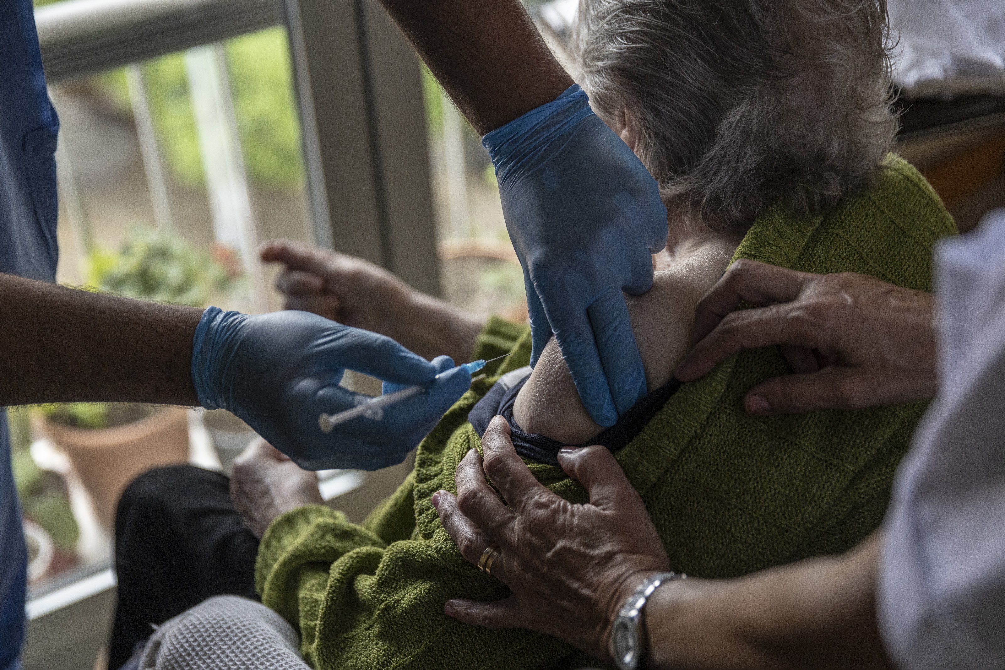 Salut administrará la cuarta dosis de la vacuna contra la covid y la gripe en residencias el 26 de septiembre