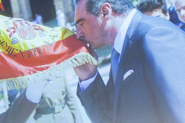 Carlos Herrera besa bandera GTRES