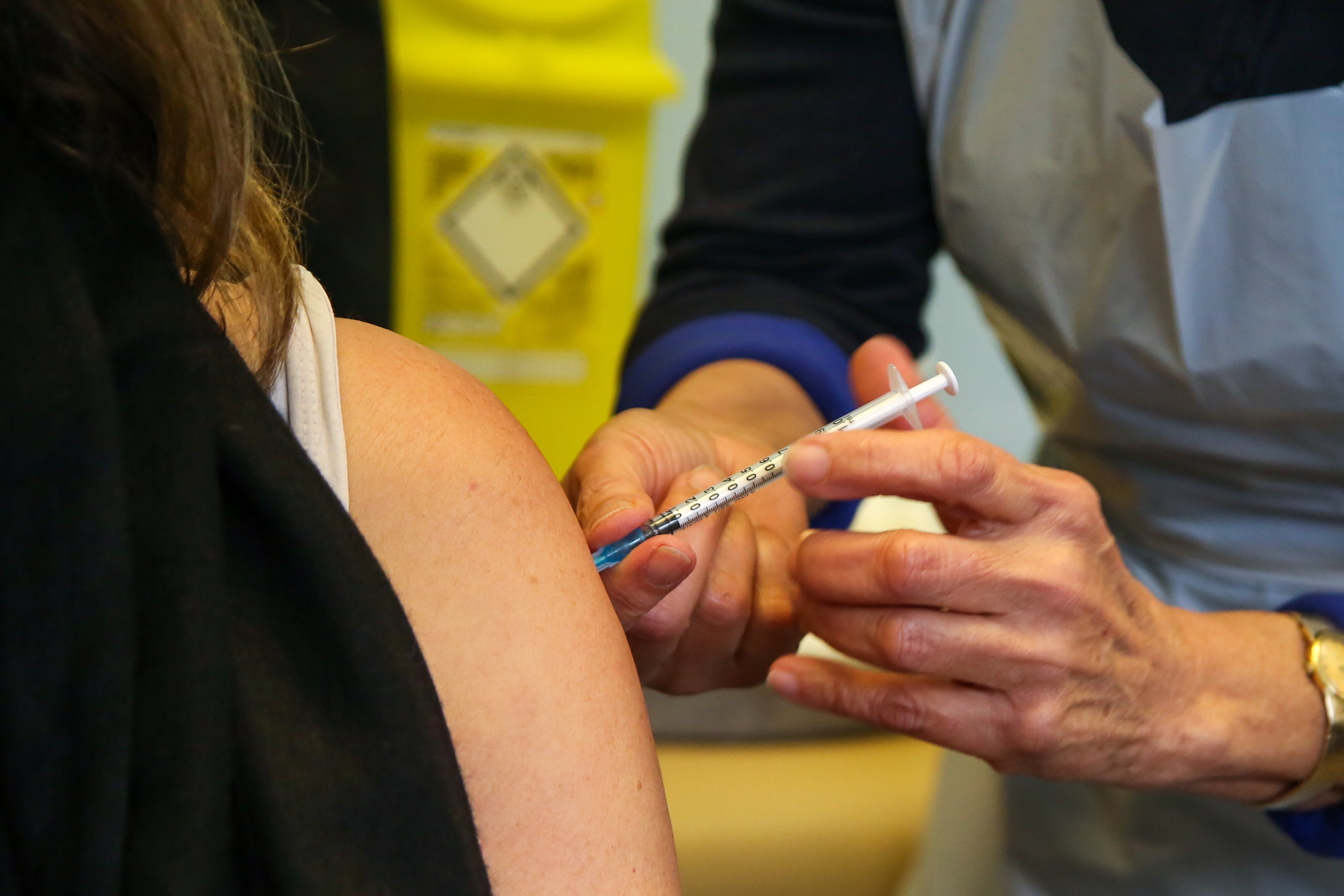 EuropaPress 4129053 05 december 2021 united kingdom london health worker administers dose of (1) EuropaPress 4129053 05 december 2021 united kingdom london health worker administers dose of (1)