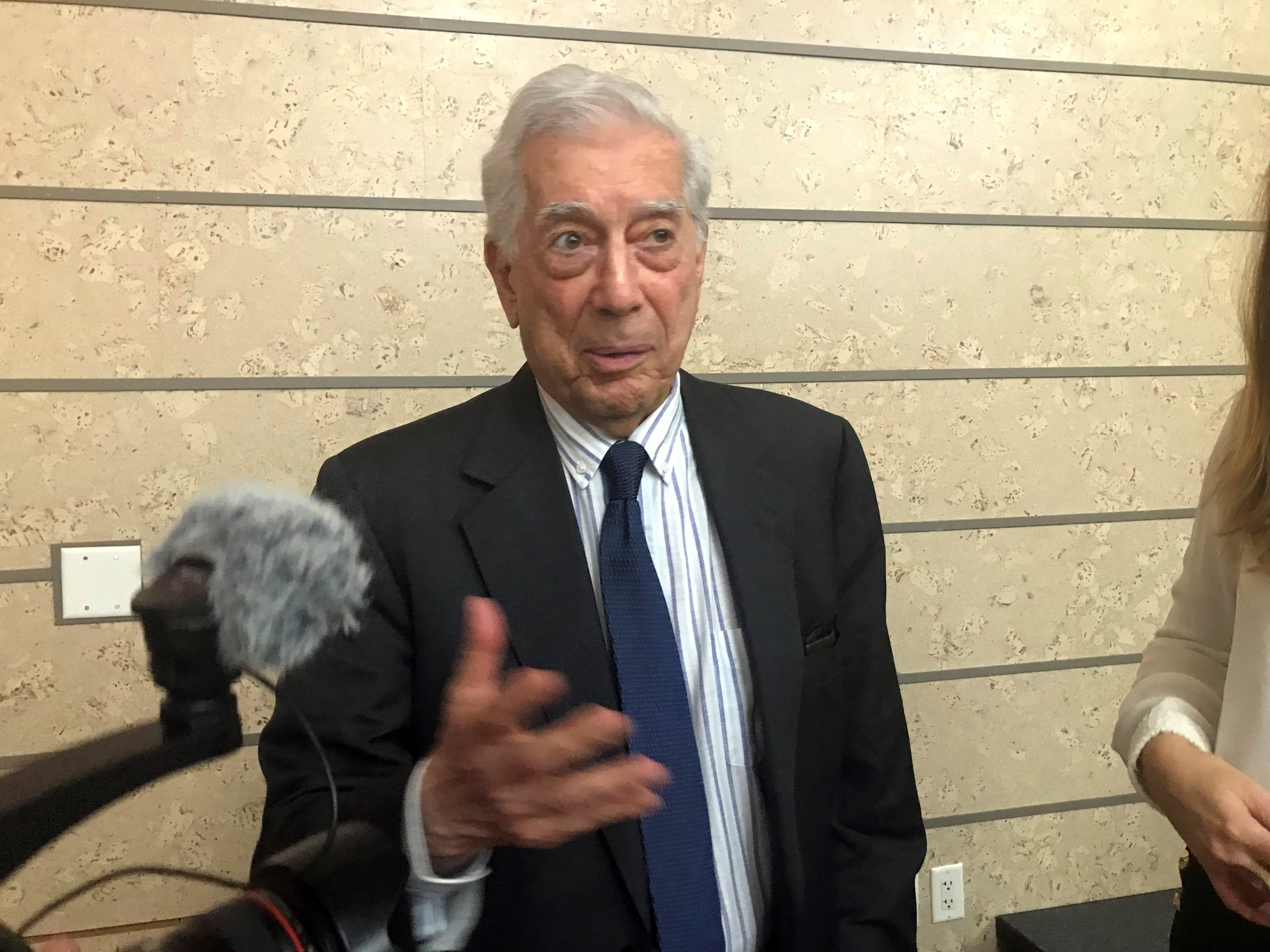 Vargas Llosa, ingresado por complicaciones en la covid
