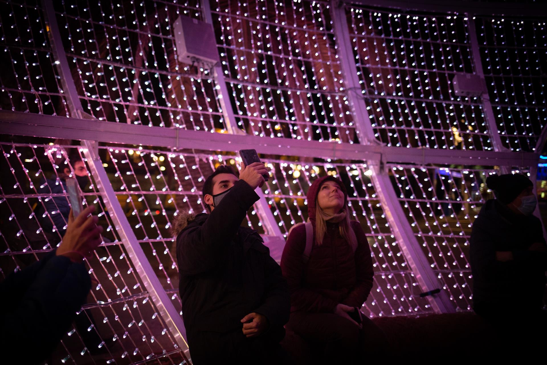 Más iluminación navideña: El Port de Barcelona enciende las luces