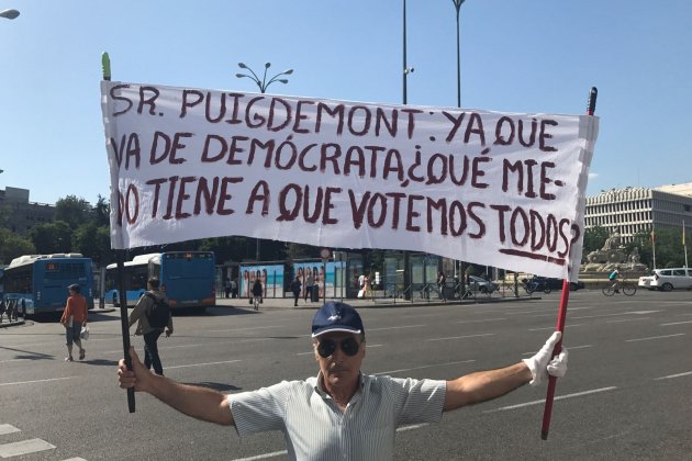 pancarta puigdemont estefania batanea