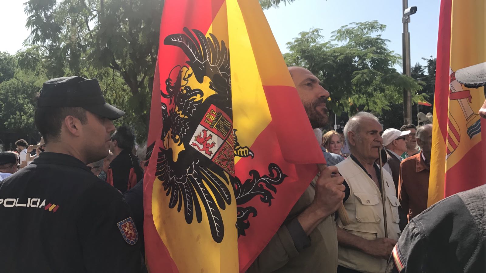 Vídeo: Crits de "separatistes terroristes" a la manifestació de la Falange contra Puigdemont