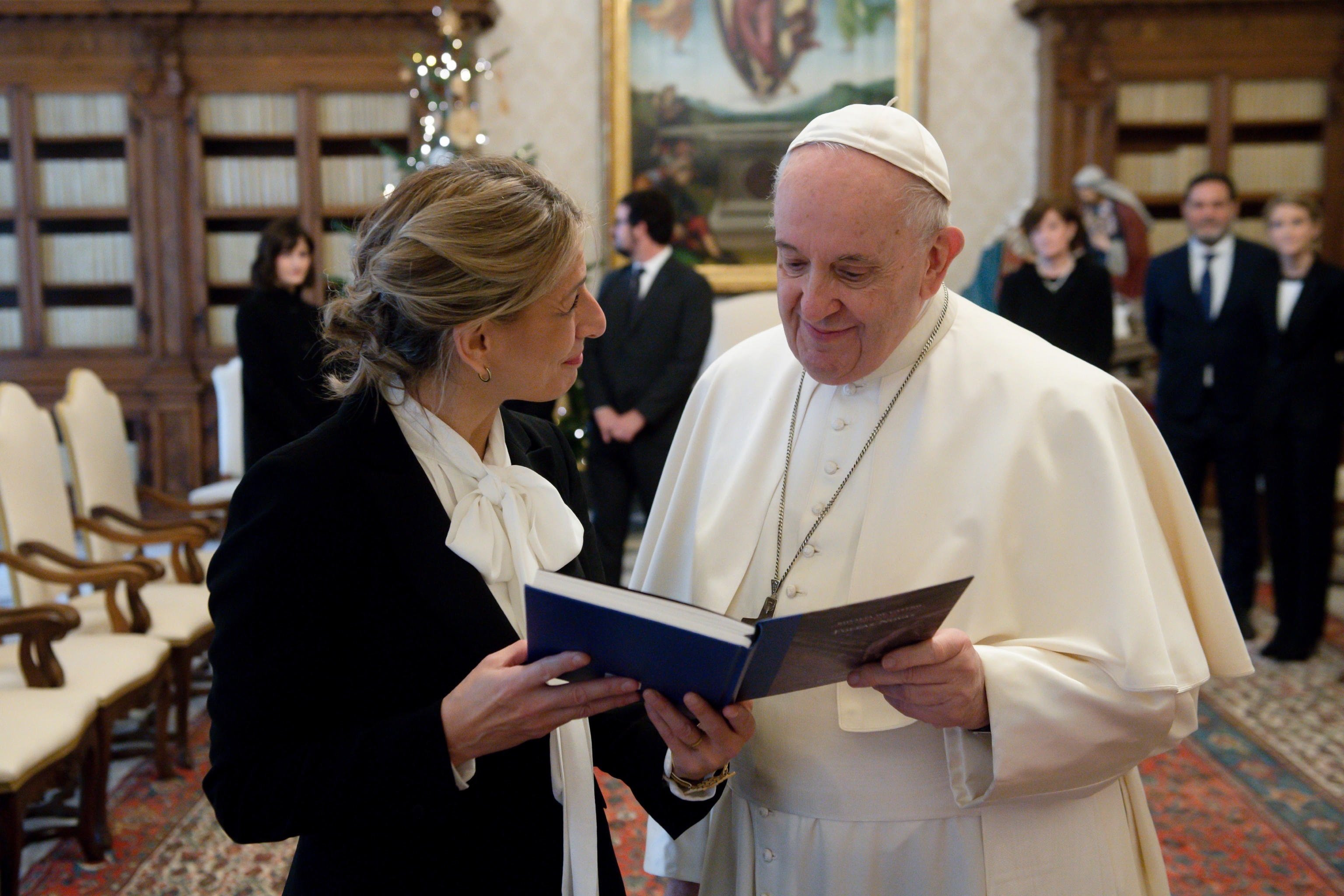 Yolanda Díaz es reuneix amb el Papa Francesc i posa neguitós el PSOE