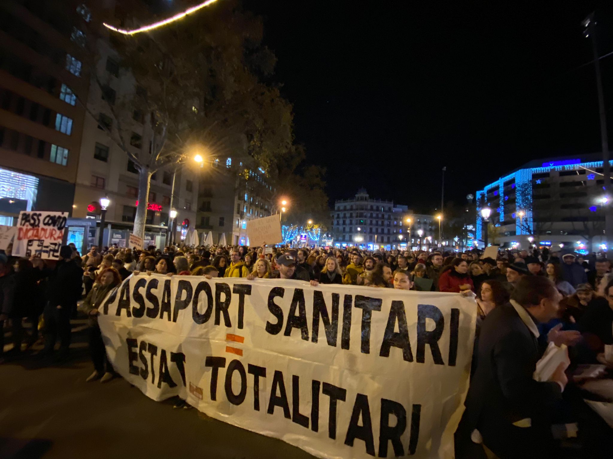 guillem ramos - manifestacio barcelona covid vacunes passaport
