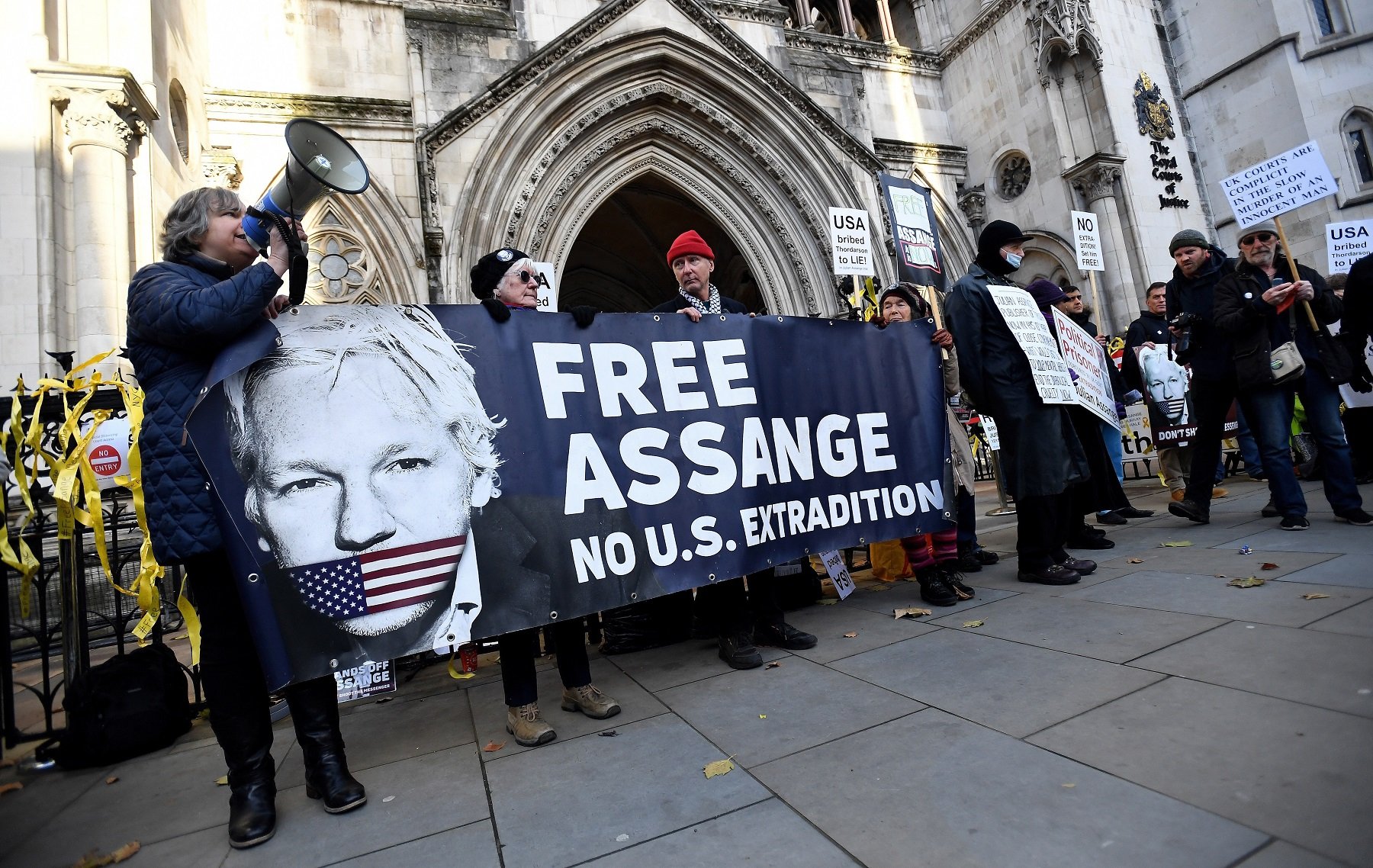 Assange sufrió un ictus en la prisión