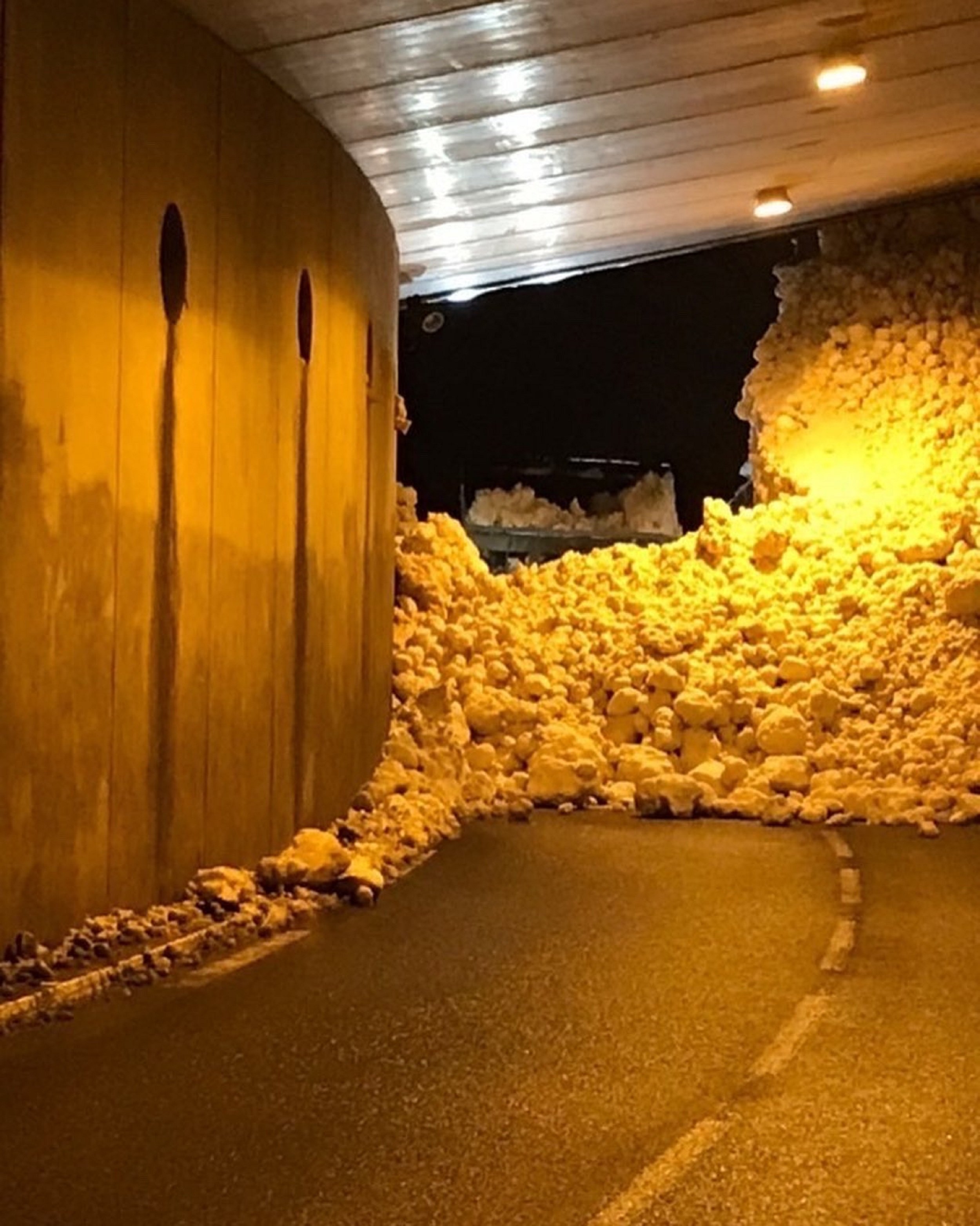 VÍDEO | Espectacular esllavissada de neu en un túnel