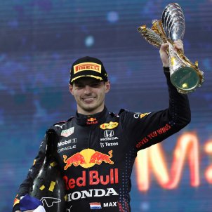 Verstappen destrona a Hamilton en una última vuelta que pasará a la historia de la Fórmula 1