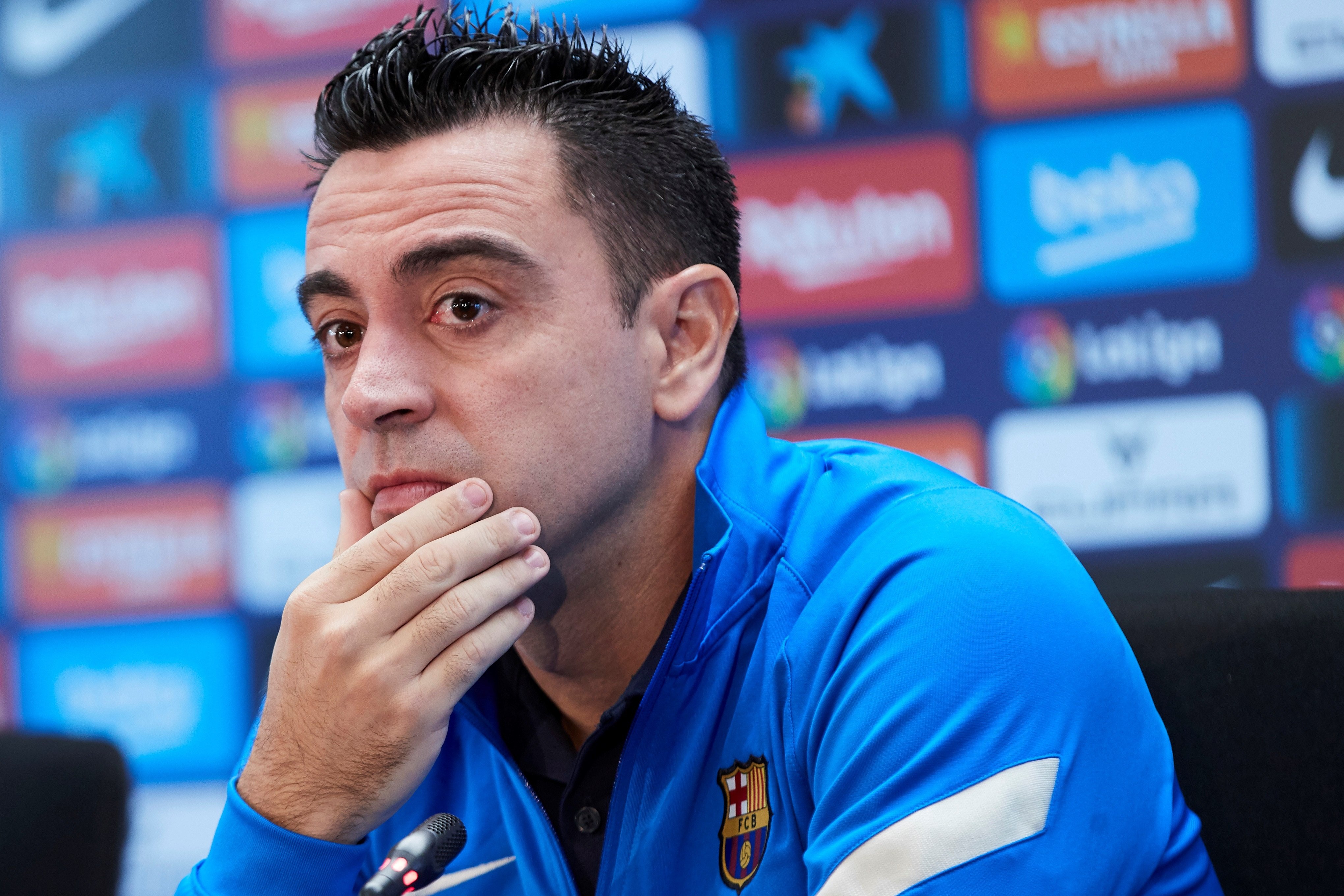 Xavi Hernández té cinc patates calentes al vestidor del Barça i una crema molt