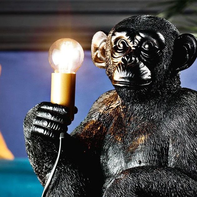 tiene un lámpara en forma de mono que parece sacada de un catálogo de