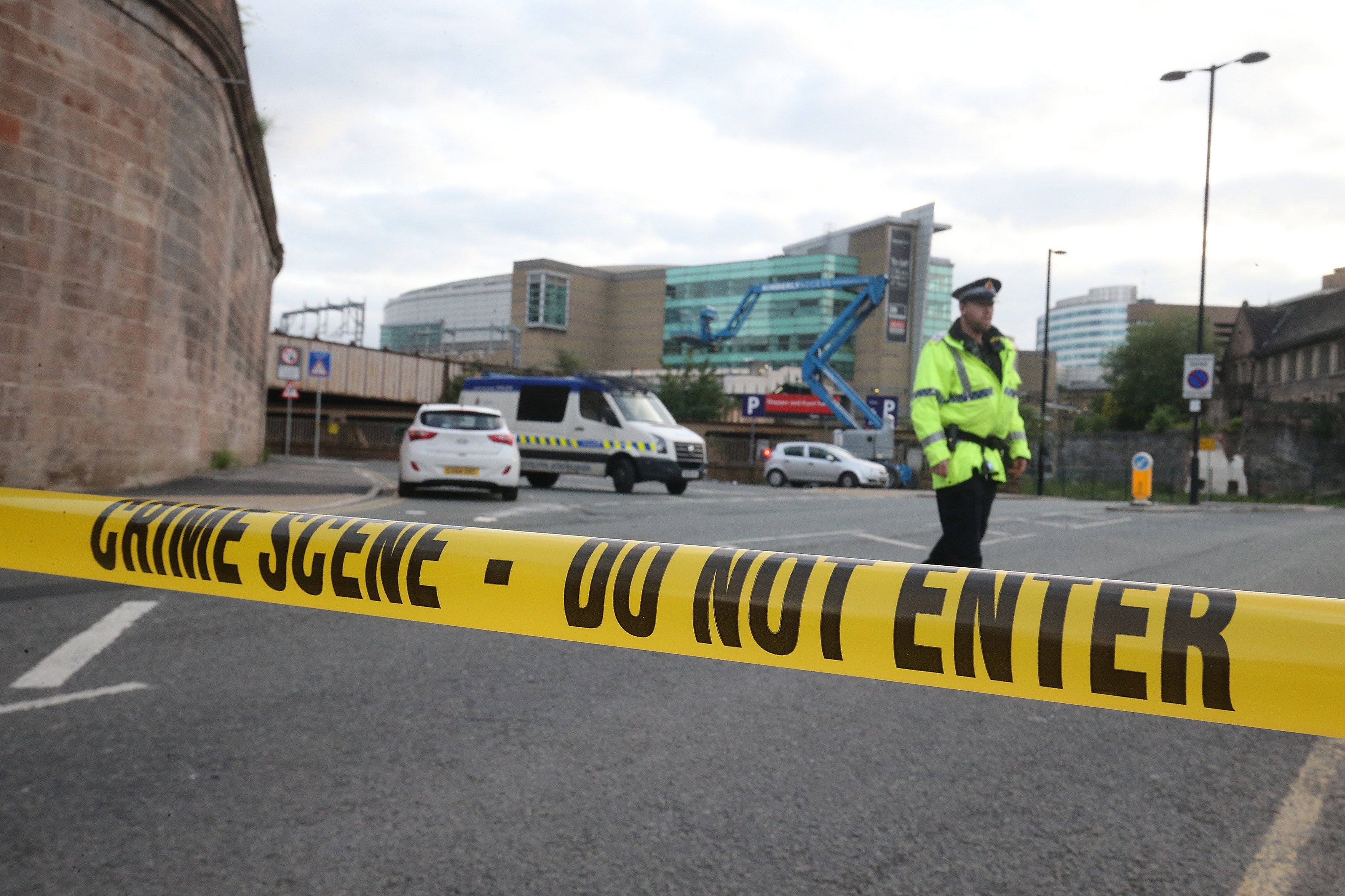 Cuatro partidos suspenden la campaña después de la explosión en Manchester