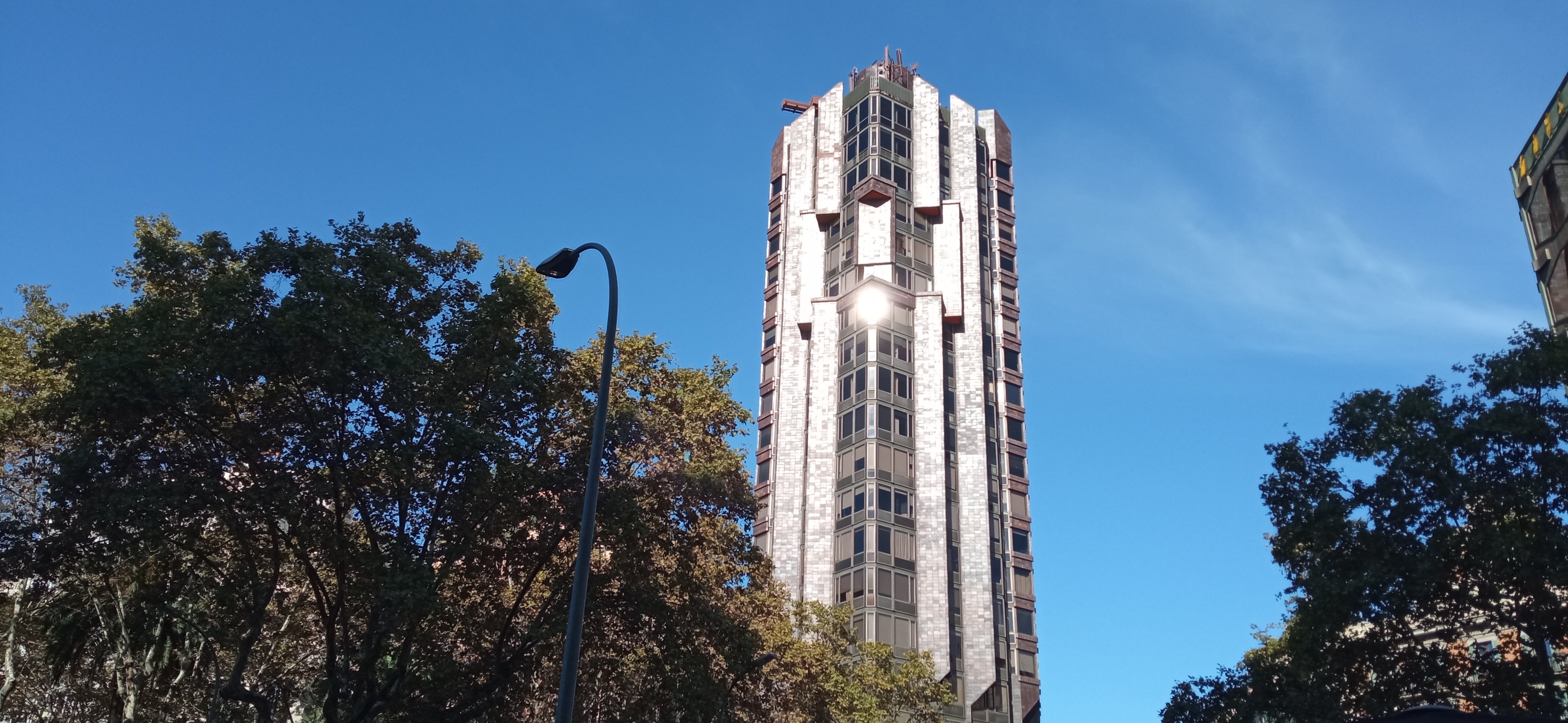 Un rascacielos brutalista con vistas brutales, justo en el centro de Barcelona