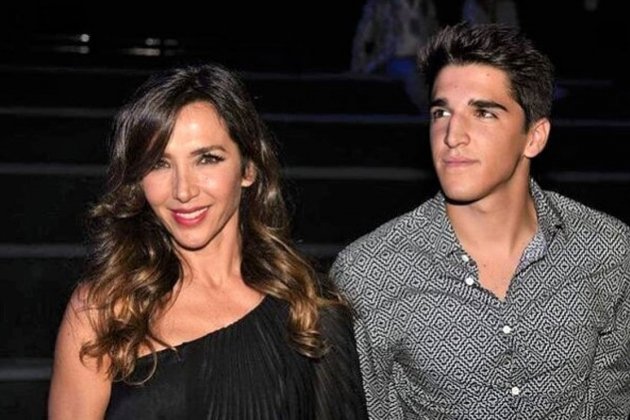Paloma Lago y su hijo en un evento