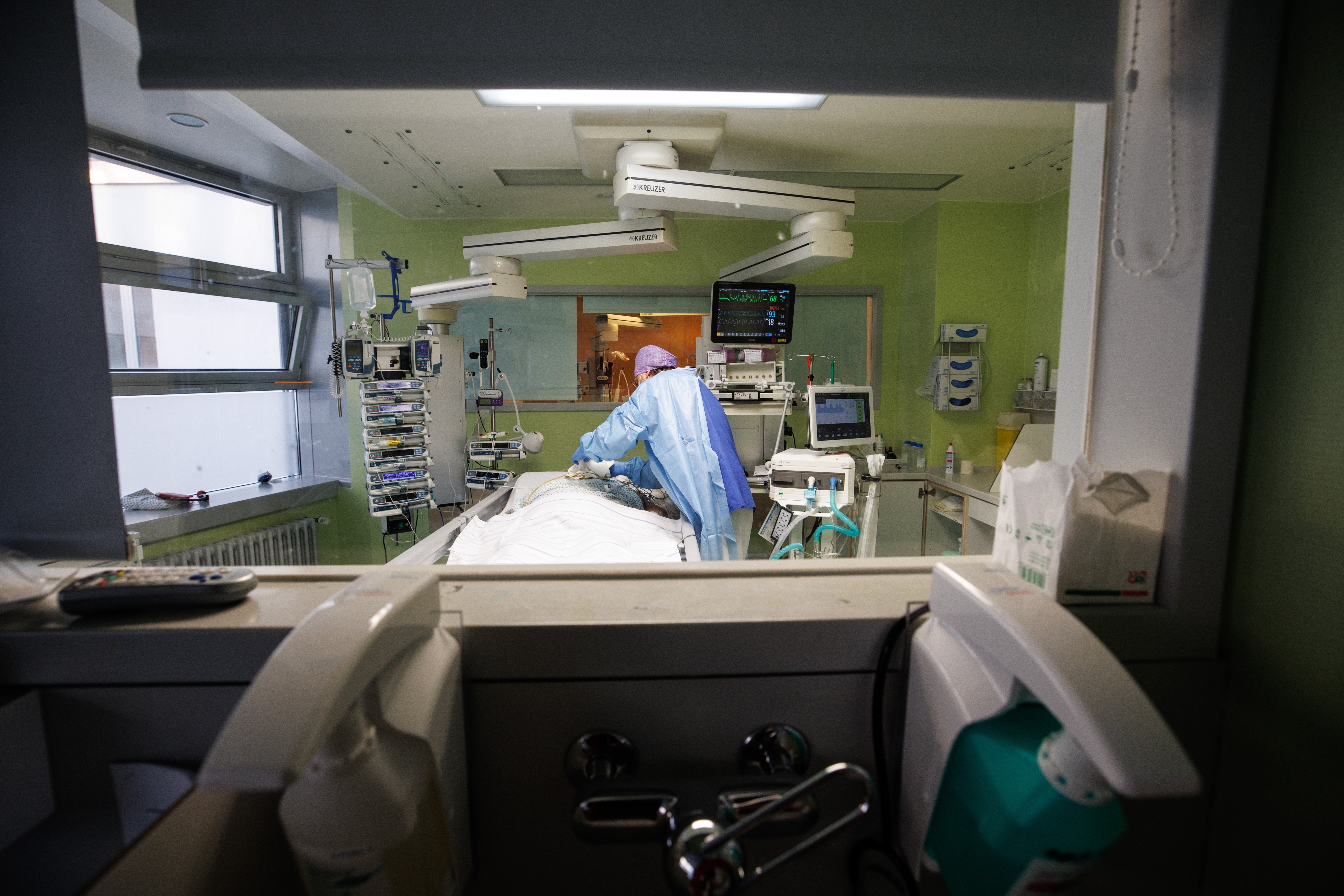 Covid | Las UCI rozan los 400 pacientes, y el riesgo de rebrote, por encima de 2.000