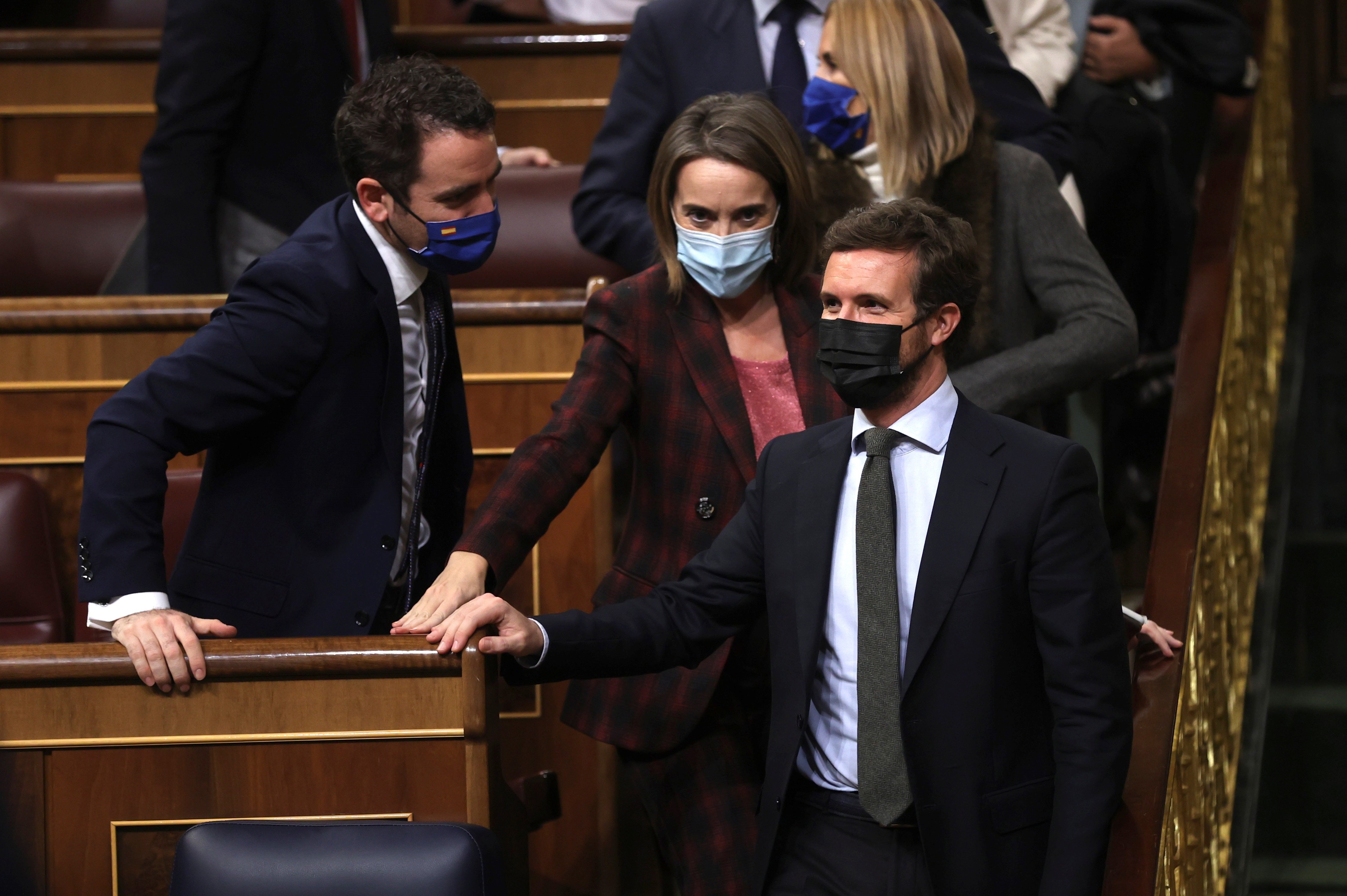 La dirección del PP en el Congreso también abandona a Casado