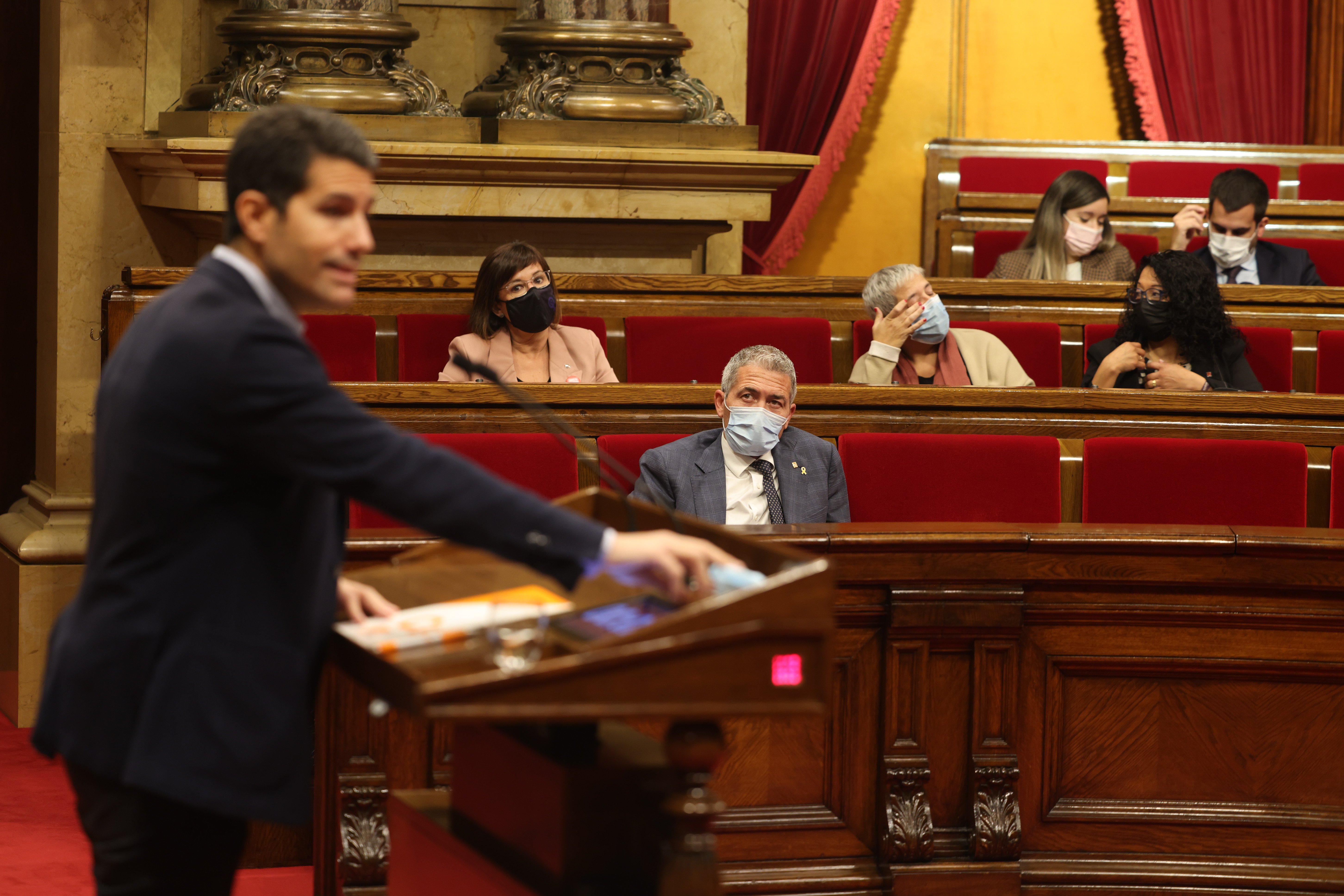 El Parlament rechaza reprobar a Cambray por el cambio del calendario escolar