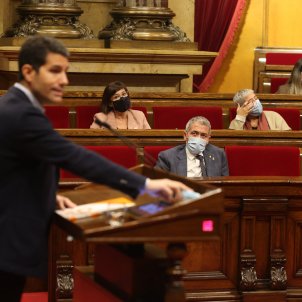 El Parlament rechaza reprobar a Cambray por el cambio del calendario escolar