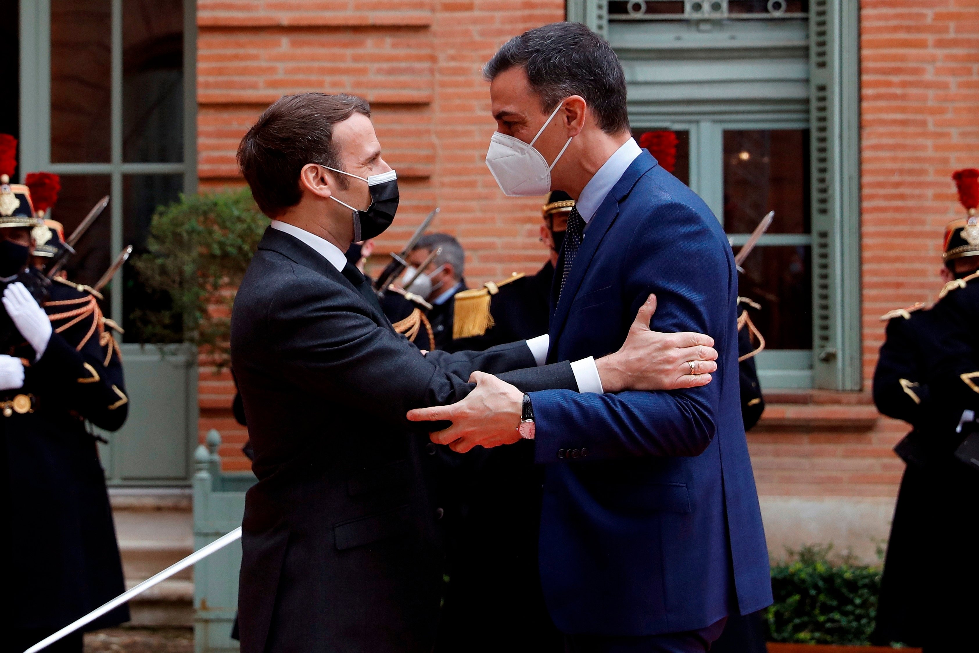 Presidente gobierno pedro sanchez saluda presidente republica francesa Emmanuel Macron - pool