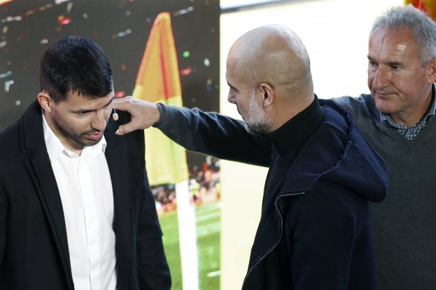 Sergio Kun Agüero recibe el abrazo de Pep Guardiola y Txiki Begiristain Camp Nou EFE