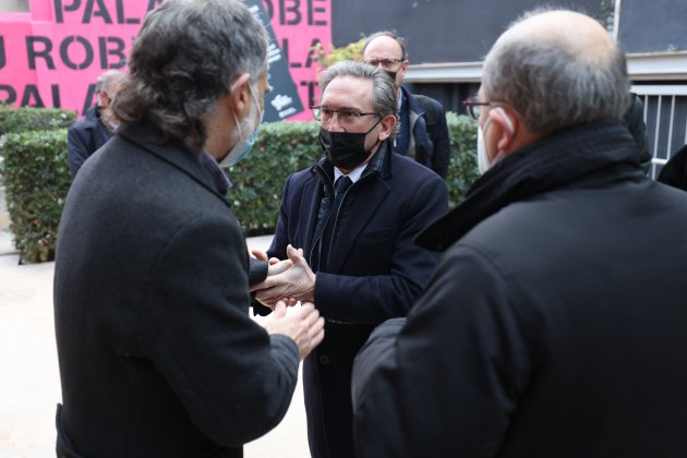 Jaume Giró, Jordi Cuixart, José Antich, llegando al acto pel català al palau robert de ElNacional.cat - Sergi Alcàzar