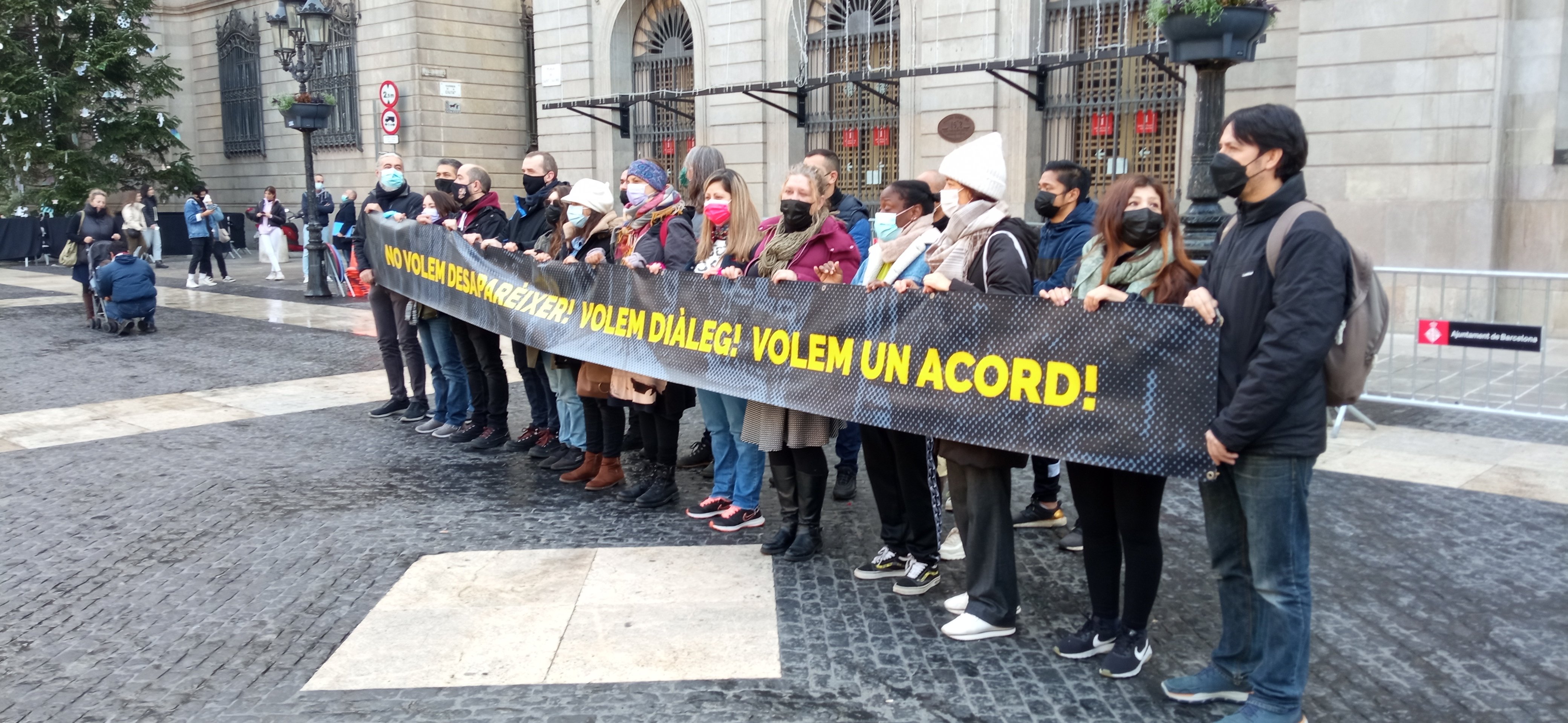 Els ocellaires de la Rambla collen l’Ajuntament amb un requeriment de llicències