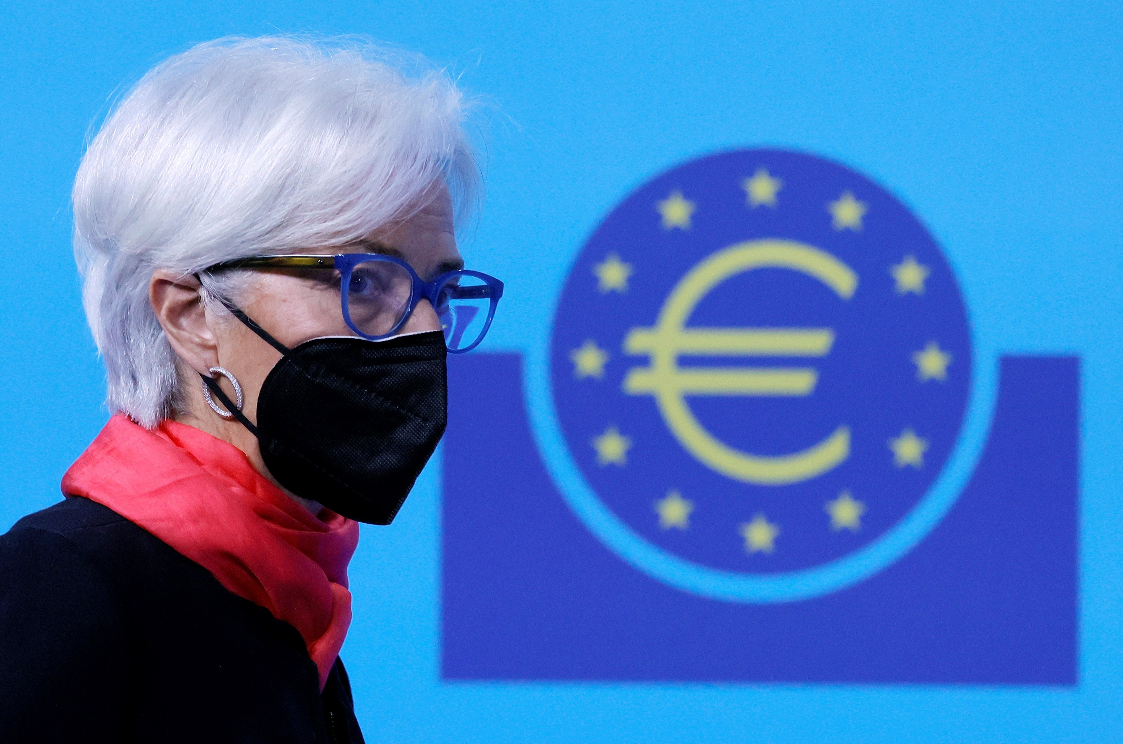 L'euro s'acosta a la paritat amb el dòlar caient a mínims des de fa 20 anys