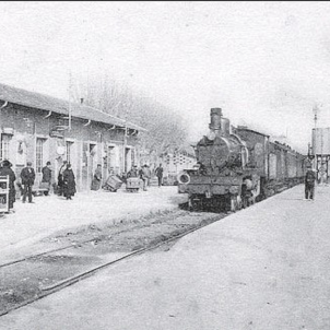 Arriba el primer tren a Figueres buscant la connexió amb França. Estació de Figueres (finals segle XIX). Font Pinterest