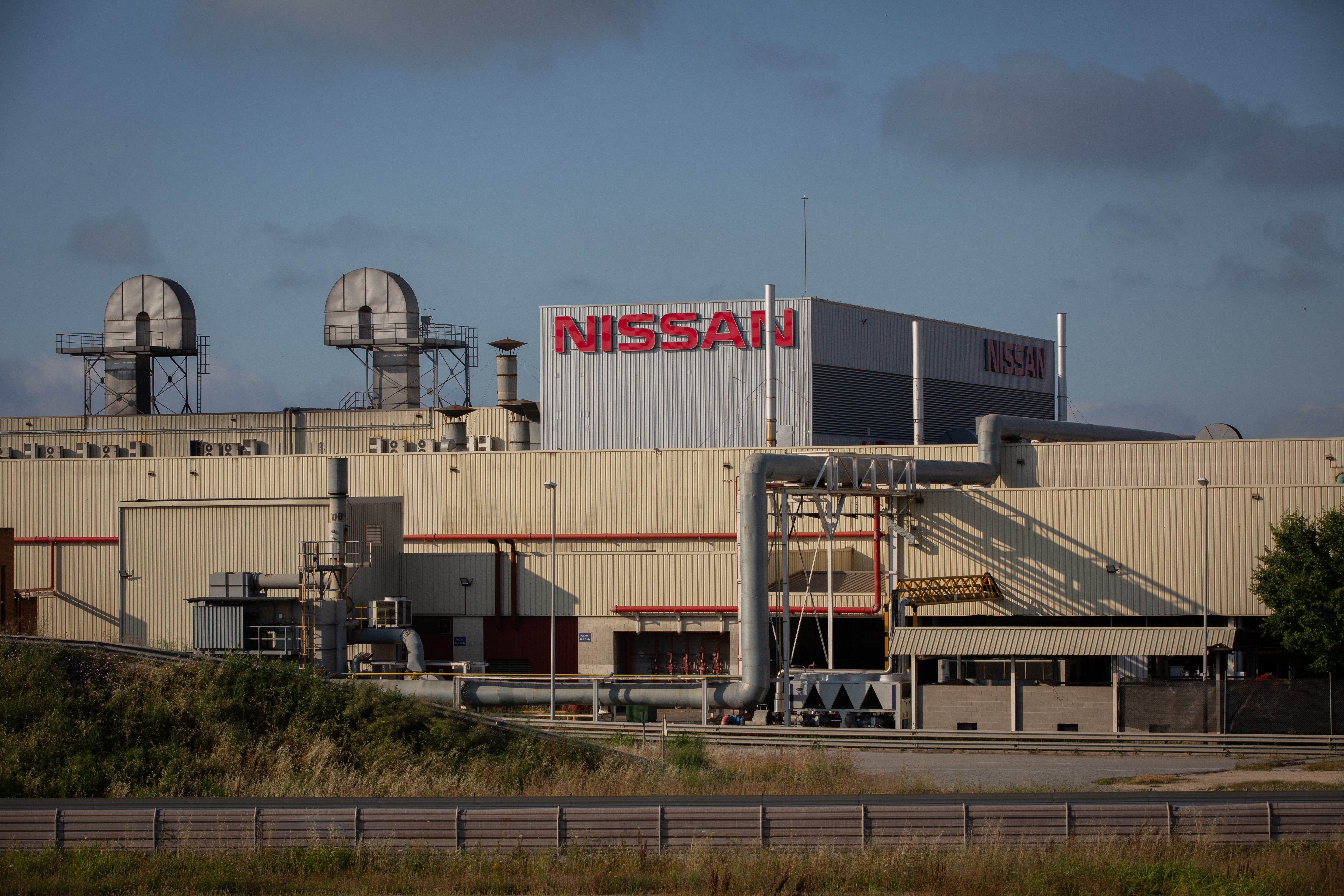 QEV y Btech quieren fabricar 100.000 vehículos en la planta de Nissan de Zona Franca en el 2025