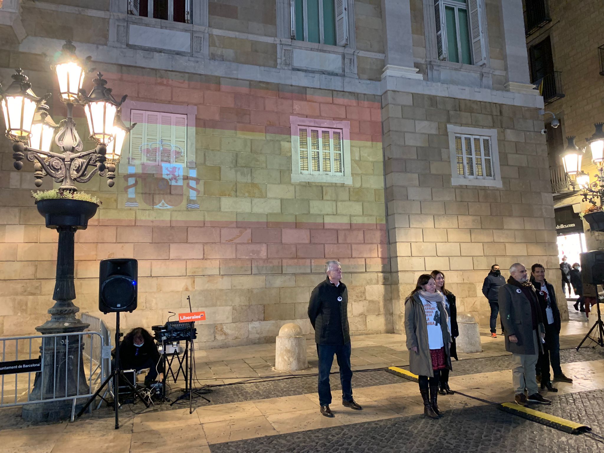 Ciutadans proyecta una bandera española en Palau en plena pugna por la inmersión