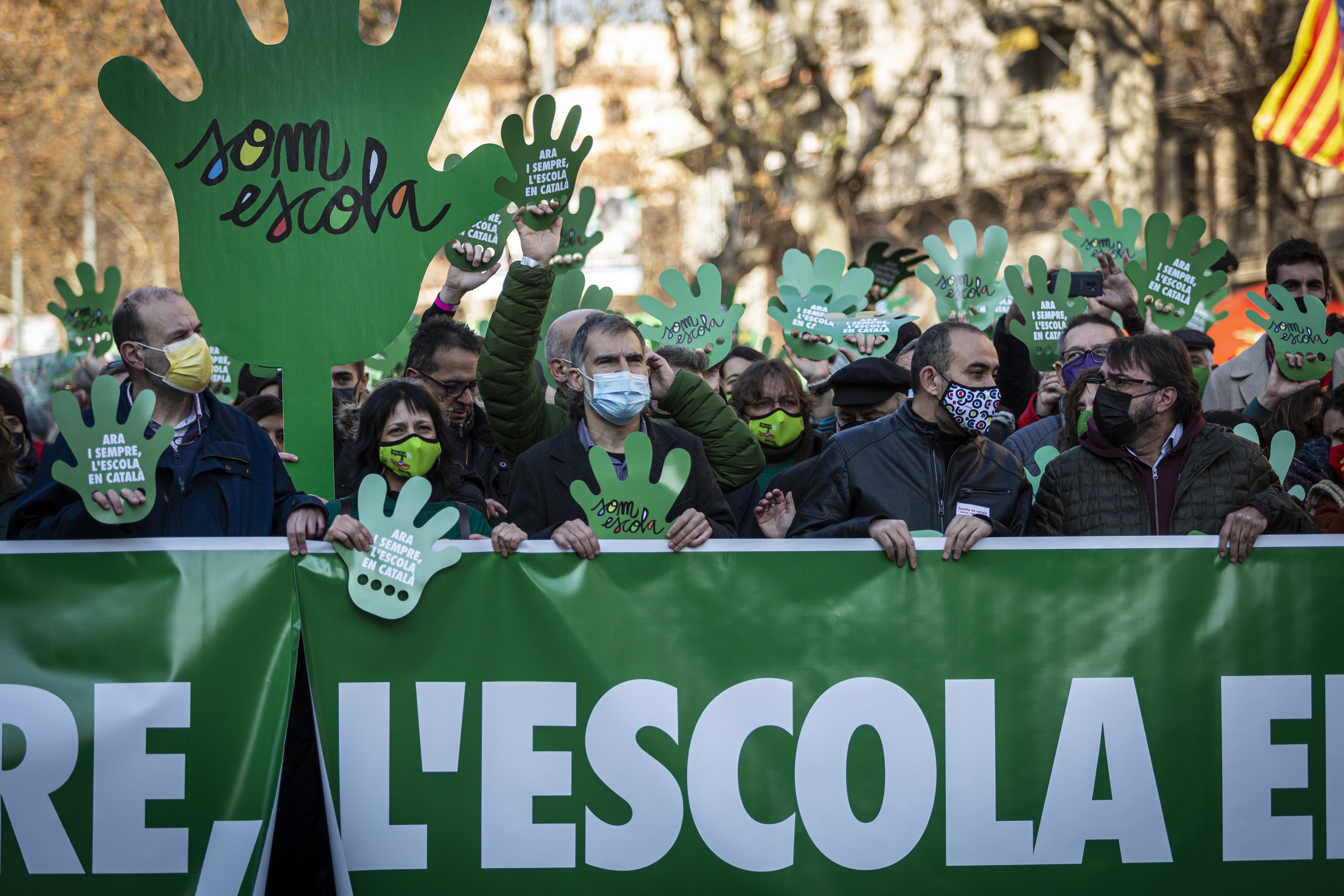 Riada verde en Barcelona para plantar cara a la ofensiva contra el catalán: "Unidad"