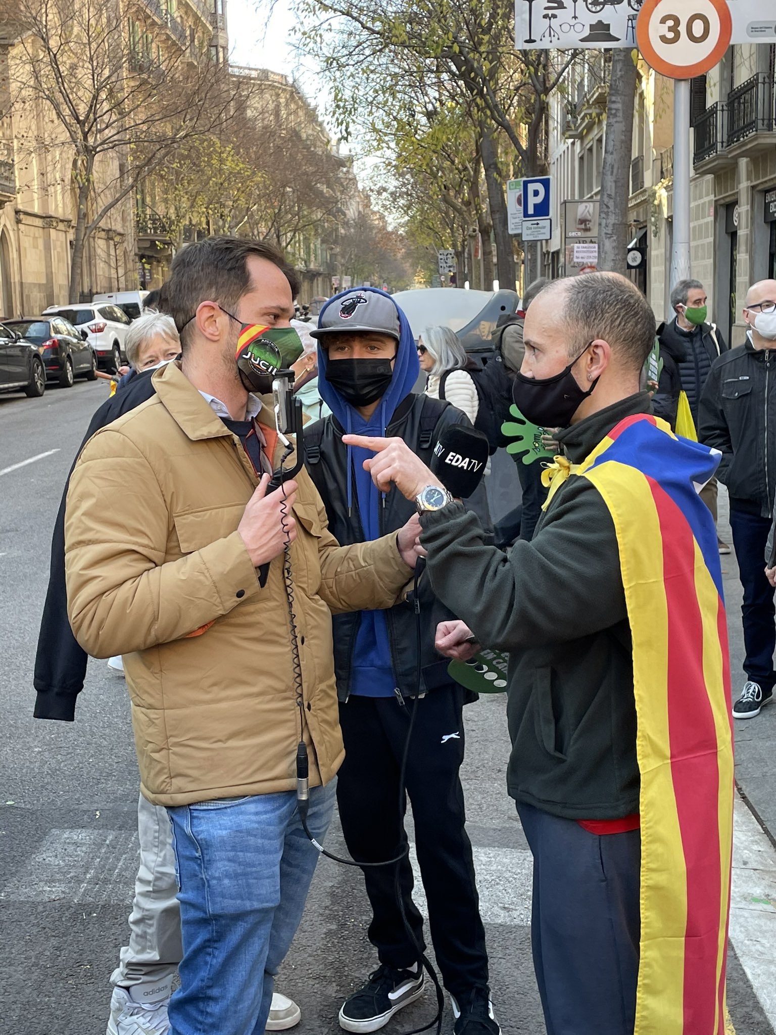 PP y Cs intentan denigrar la manifestación del catalán, pero les pillan el montaje