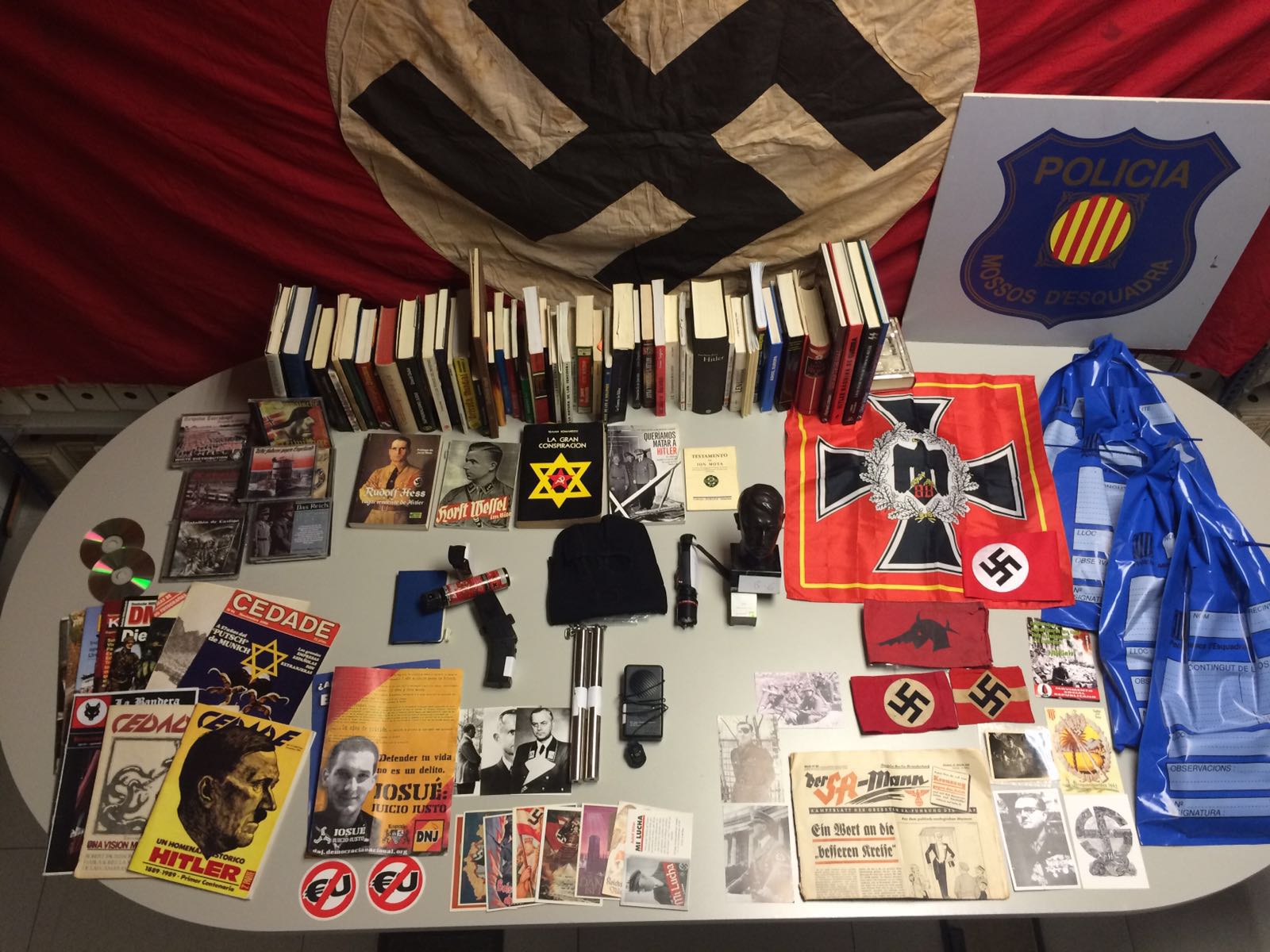 Lo detienen por tráfico de drogas y descubren que poseía armas y simbología nazi