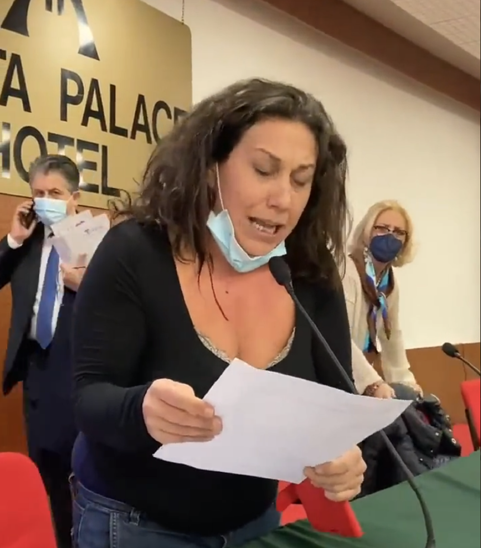Sanitarios antivacunas irrumpen en la asamblea de médicos en Roma