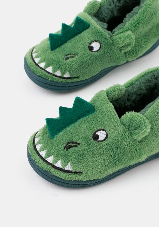 Zapatillas con forma de dinosaurio a la venta en Carrefour2