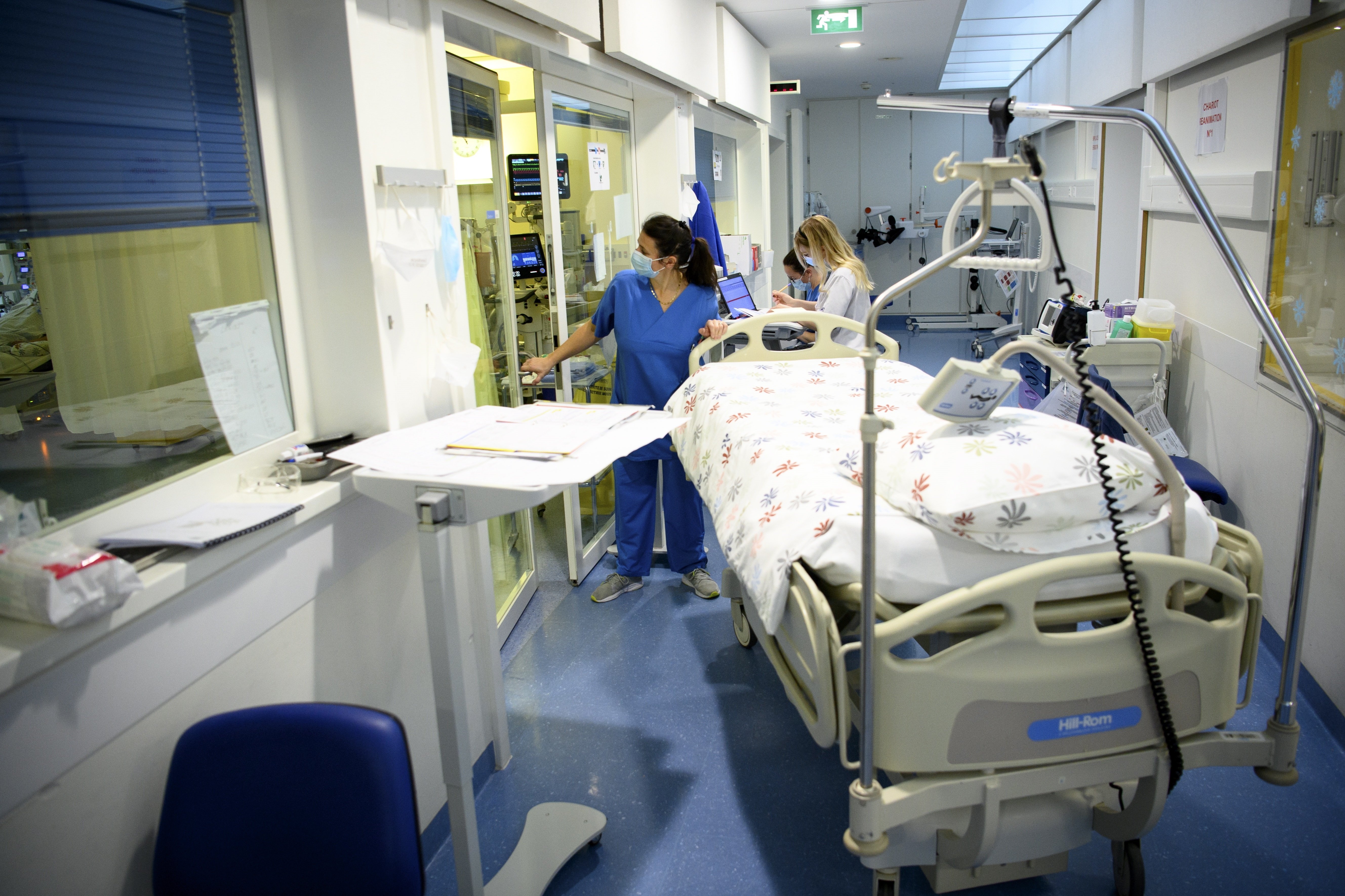 Covid | Òmicron colpeja els hospitals: més de 2.000 ingressats, 500 a les UCI
