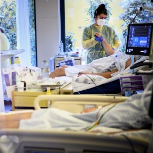 coronavirus, covid-19, Lausana (Suiza) Los trabajadores médicos tratan a un paciente con COVID-19 en la unidad de cuidados intensivos (UCI) del hospital 'Reseau hospitalier neuchatelois, 21 de diciembre de 2021 - Efe