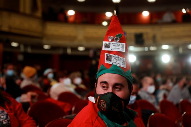 Hombre disfrazado de elfo en el sorteo de la loteria de navidad - Efe