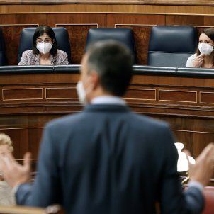 Sánchez, "perturbado" por Juan Carlos, niega que le estén buscando casa en España