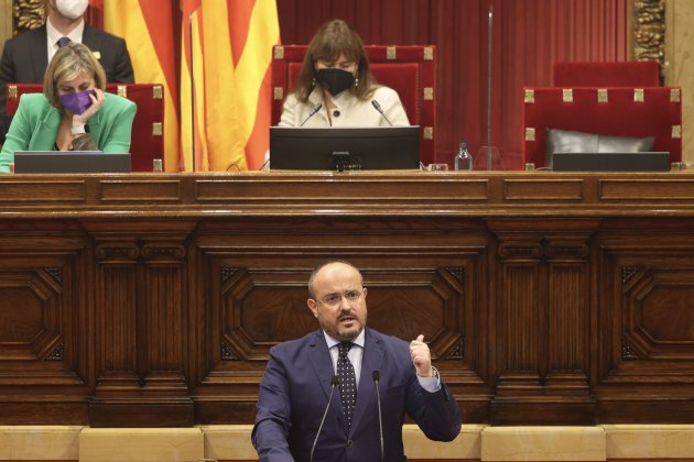 Presidente y portavoz de grup Mixt, Alejandro Fernández en el debate de presupuestos del Parlament, faristol - Sergi Alcàzar
