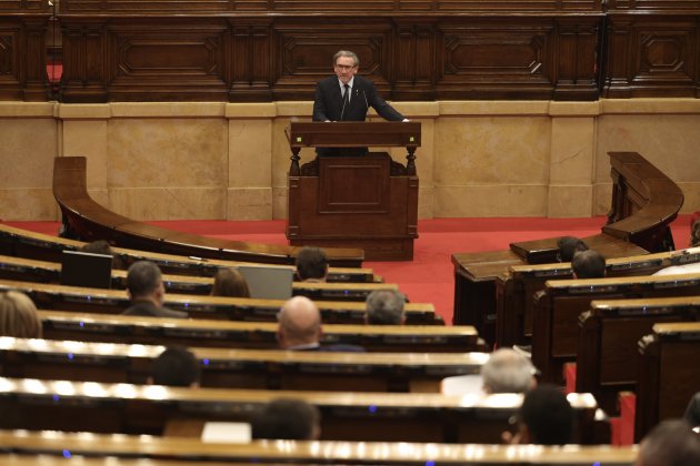 El conseller d'economia, Jaume Giró, faristol, debate presupuestos Parlament - Sergi Alcàzar