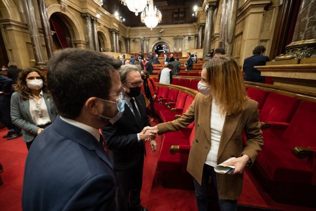 El presidente de la Generalitat, Pere Aragonès, elñ consejero|conseller de economía, Jaume Giró y la lider de En común Podemos, Jessica Albiach después de la aprobación de presupuesto en el Parlamento - Sergi Alcàzar