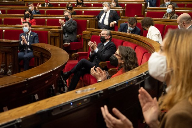 169A9815 2El conseller d'economia, Jaume Giró aplaudiendo la aprobación de presupuestos en el debate en el Parlament - Sergi Alcàzar
