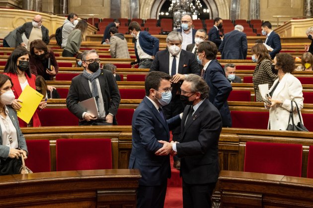 El president de la Generalitat, Pere Aragonès, el conseller d'economia, Jaume giró se saludan en el debate de presupuesto en el Parlament - Sergi Alcàzar