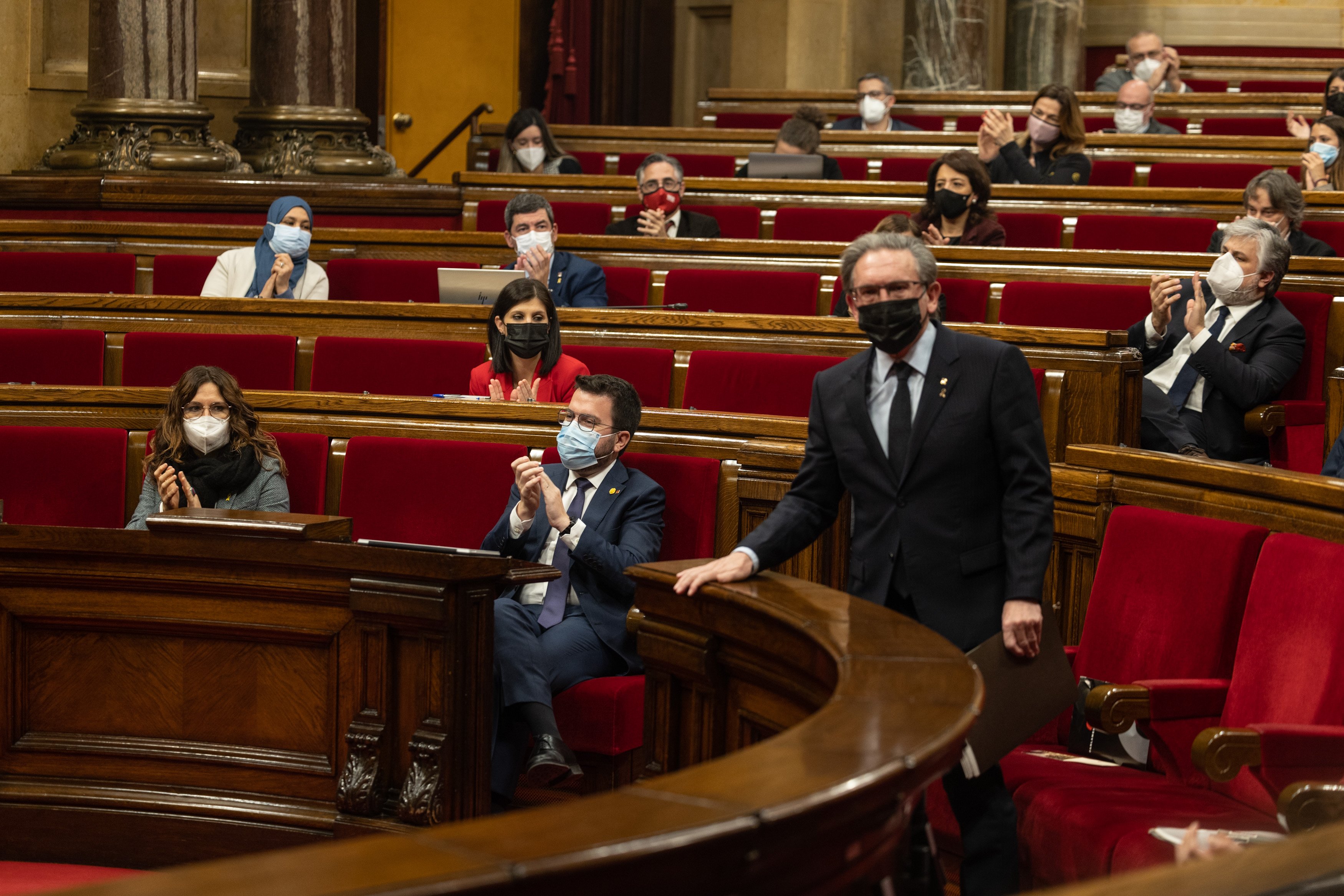 El conseller d'economia, Jaume Giró y el presidente de la generalitat, Pere Aragonès, en el debate de presupuestos del Parlament - Sergi Alcàzar
