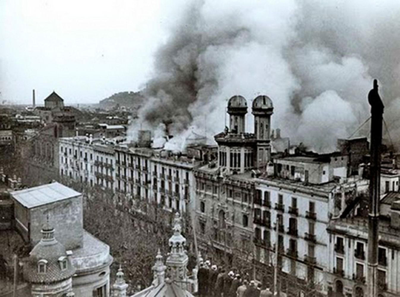 Un incendio calcina los almacenes El Siglo