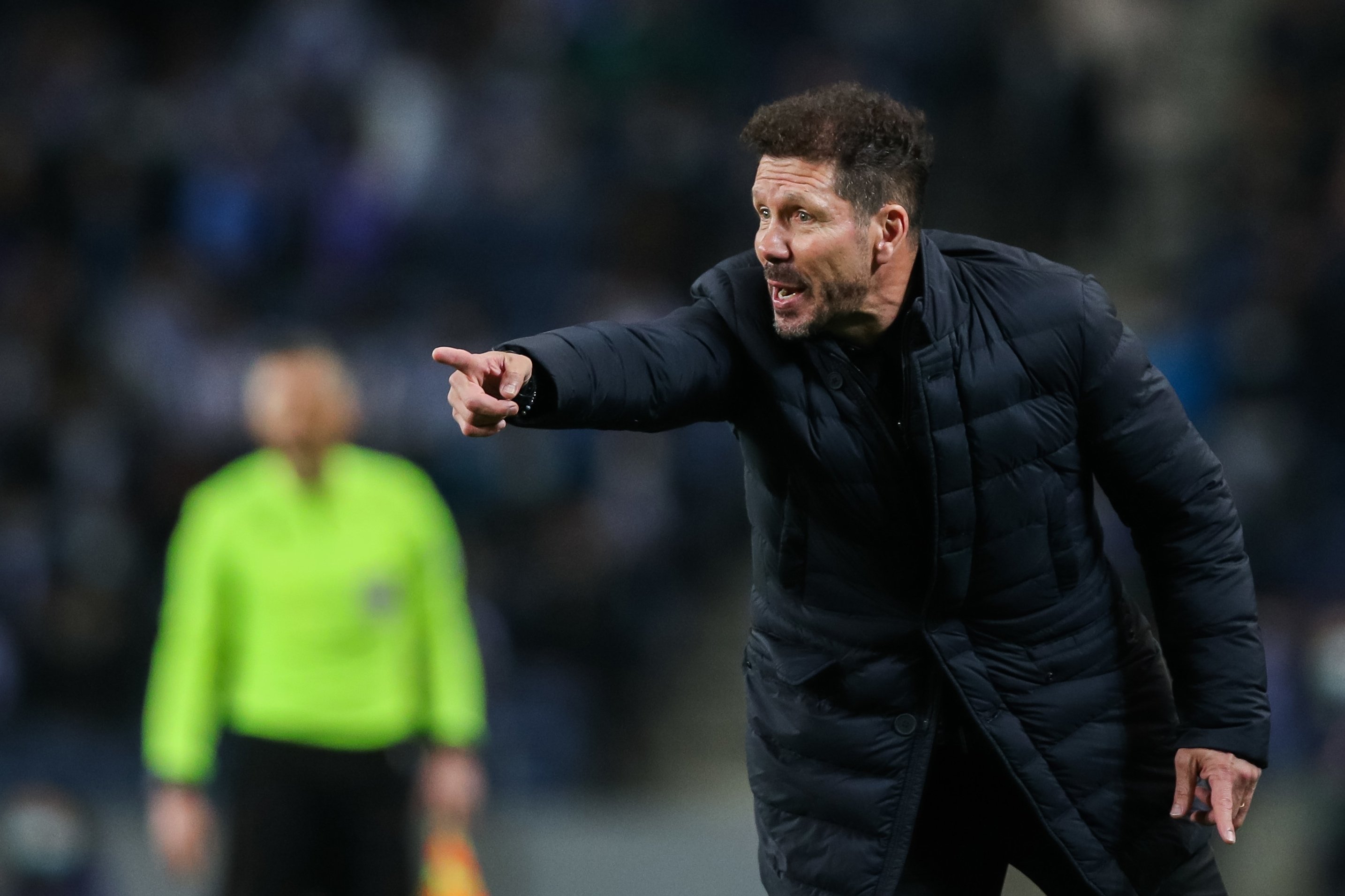 Simeone sap que Xavi Hernández no el vol al Barça i proposa a l'Atlético demanar la cessió al gener