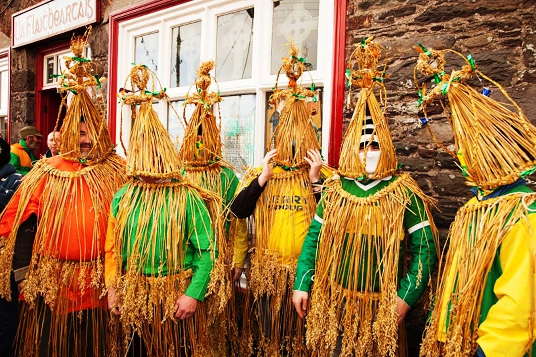 What old irish traditions. 26 Декабря- день Святого Стефана в Ирландии. День крапивника (Wren Day) - Ирландия. Соломенные мальчики Ирландия. Праздник Святого Стефана в Ирландии.