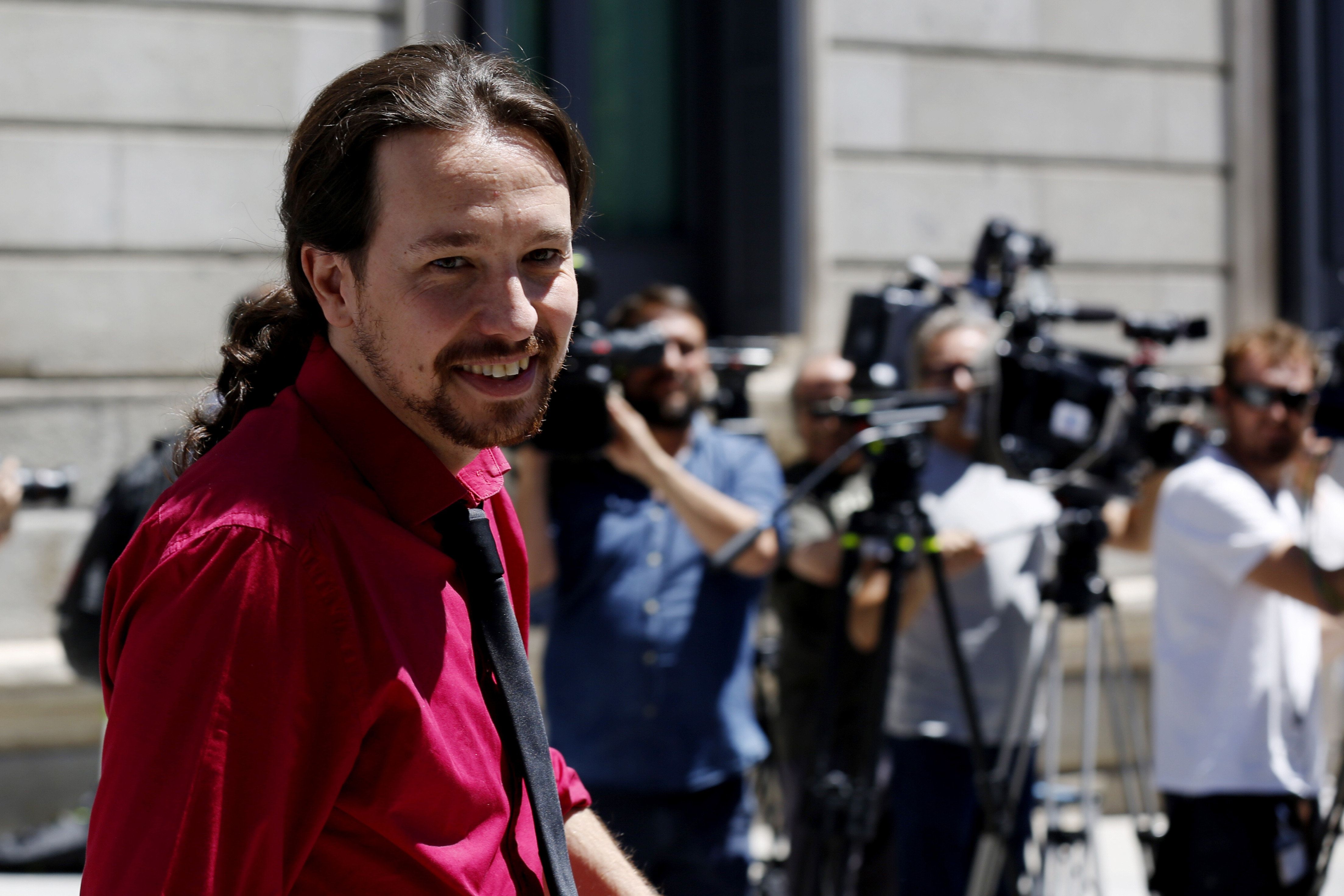 Iglesias aparca el referèndum per negociar la investidura