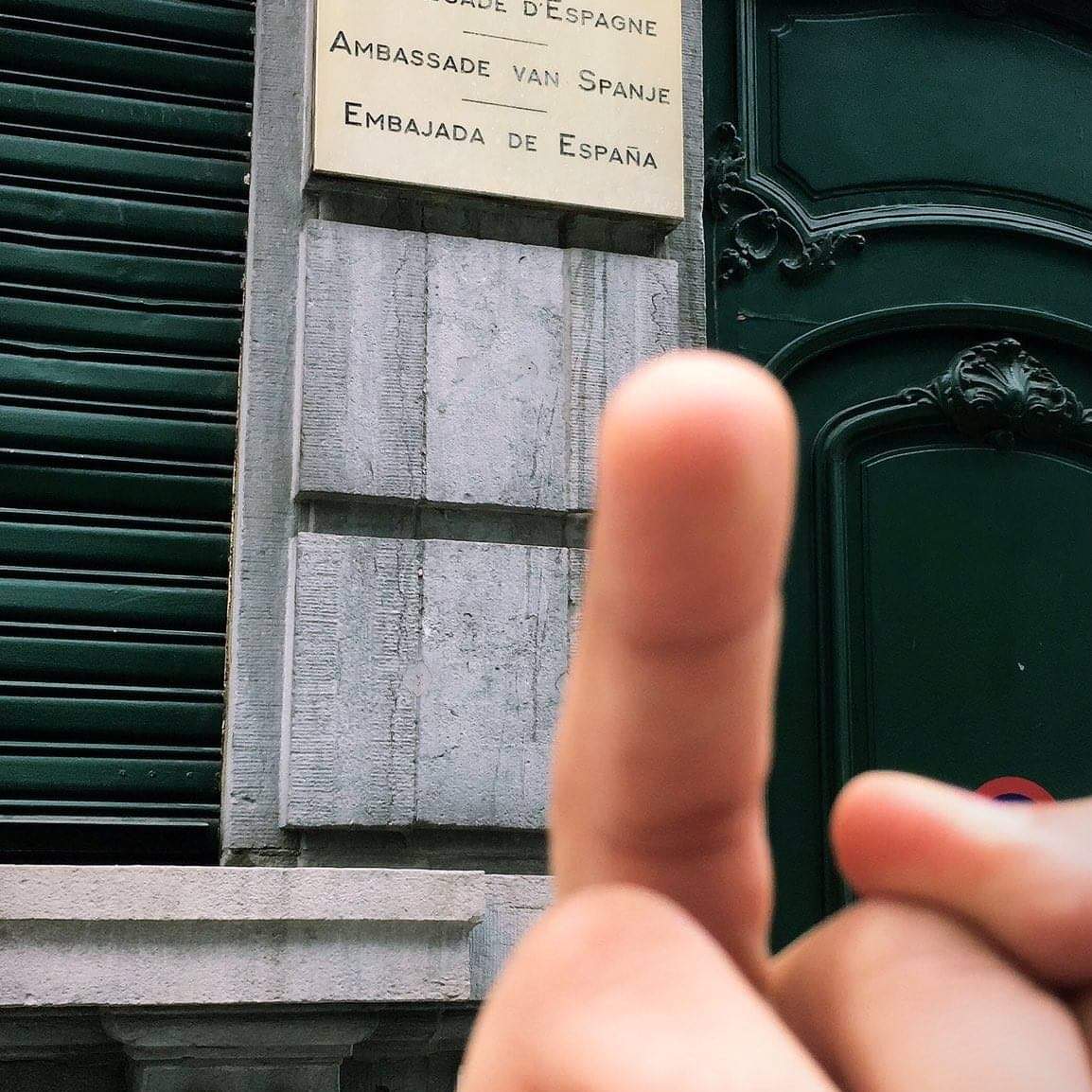 El elocuente gesto de Valtònyc ante la embajada española en Bélgica
