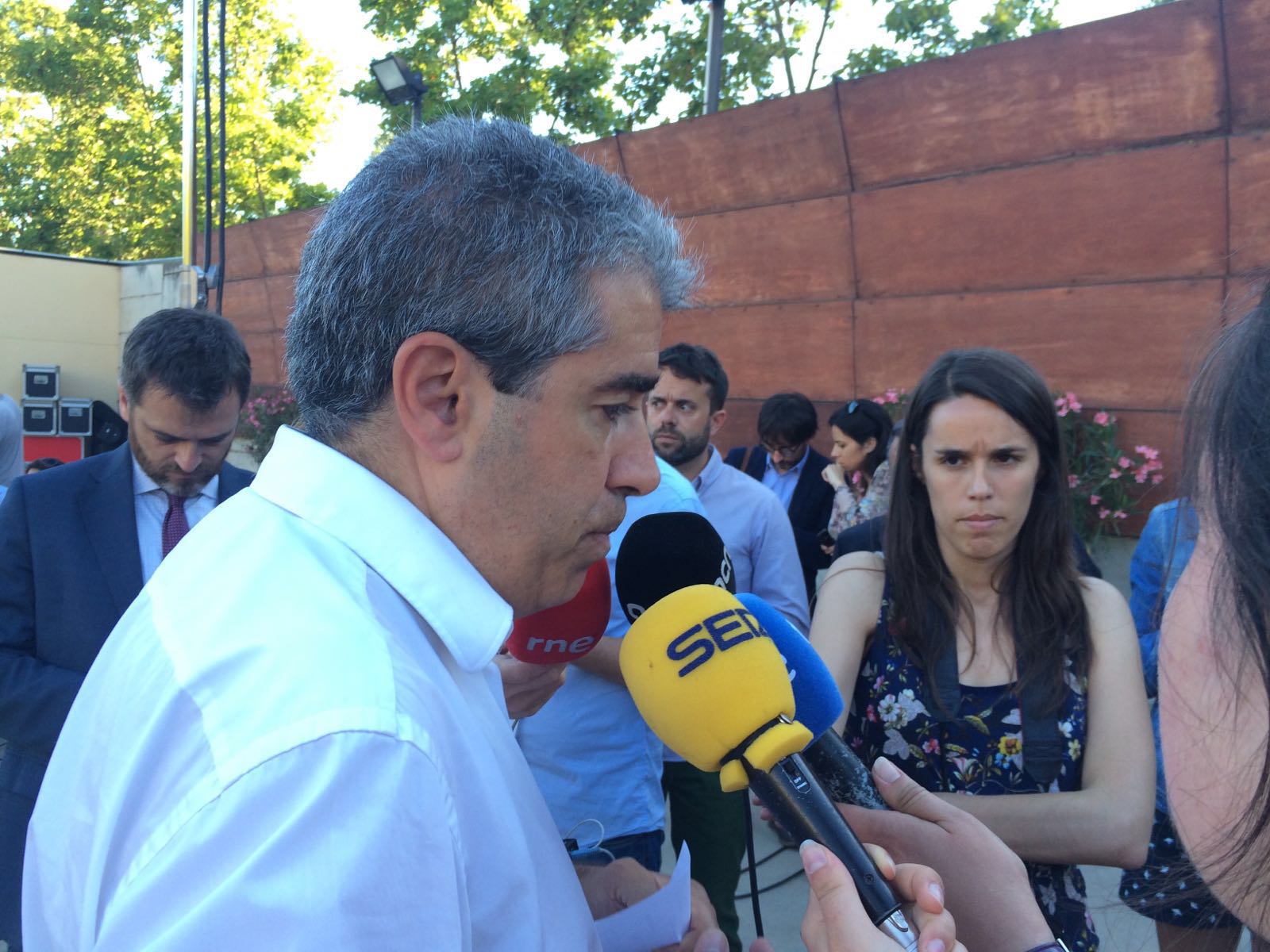 Homs reclama que Fernández plegui i Puigdemont denuncia tones de guerra bruta